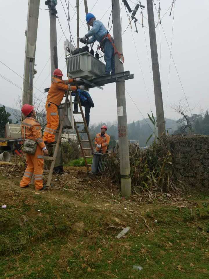 守護(hù)燈火，電力人在行動(dòng)——松桃供電局一線員工春節(jié)保電側(cè)記