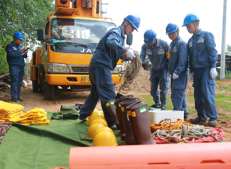 貴港供電局首次帶電立桿作業(yè)成功實(shí)施