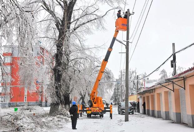 受強(qiáng)雨雪大風(fēng)冰凍天氣影響，吉林延邊全力搶修供電線路