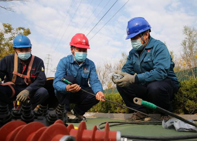 萊蕪供電李寶實(shí)“我的手機(jī)就是服務(wù)熱線”