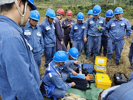 鳳慶供電局開展接地電阻儀、直流試送儀的培訓