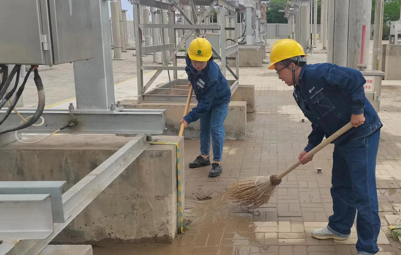 戈壁有雨，阿電人全力出擊保供電