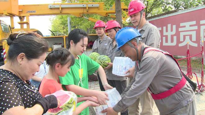 四川什邡：電力工人高溫保電忙，社區(qū)群眾熱情慰問表感謝