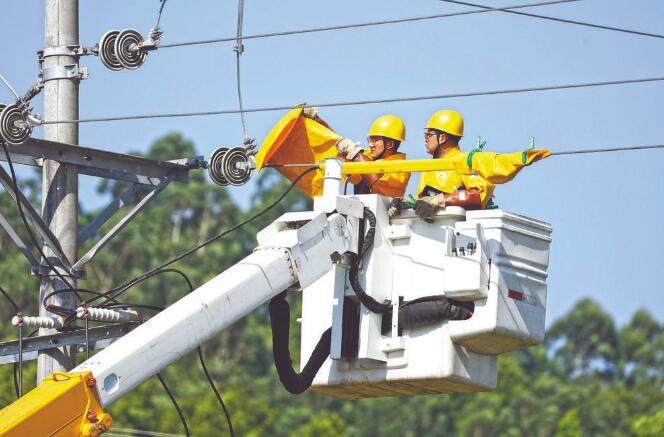 四川廣安：40攝氏度，他們帶電作業(yè)