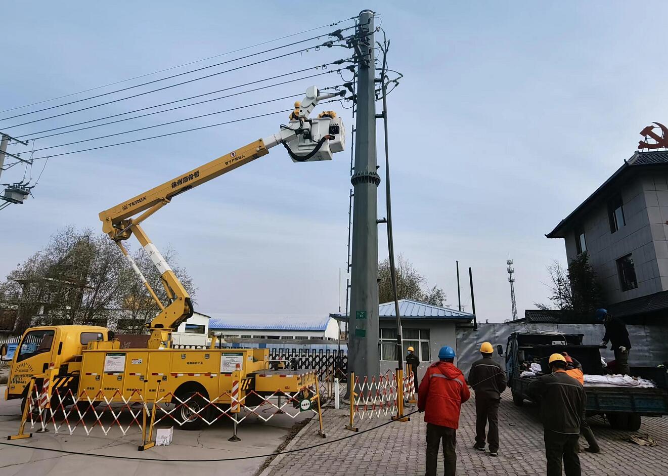 鄂爾多斯市供用電工程公司帶電作業(yè)在行動(dòng)