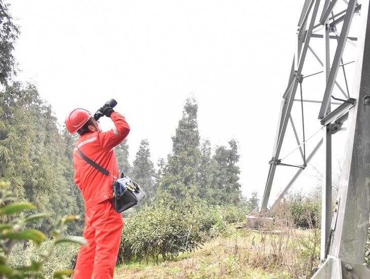 電力線巡檢員穿越密林 守護溫暖