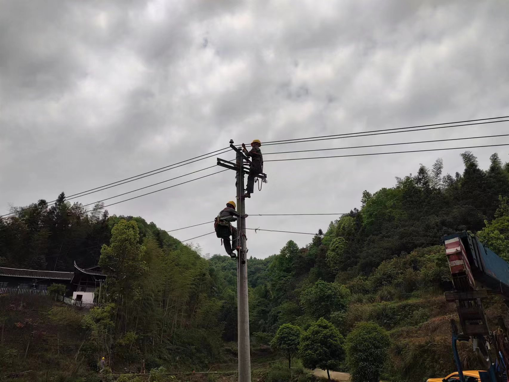 國網(wǎng)中方縣供電公司電桿移位 護航春耕