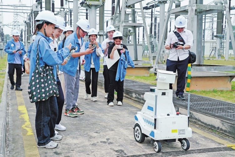 南方電網(wǎng)公司2023年“重走西電東送路”活動側(cè)記