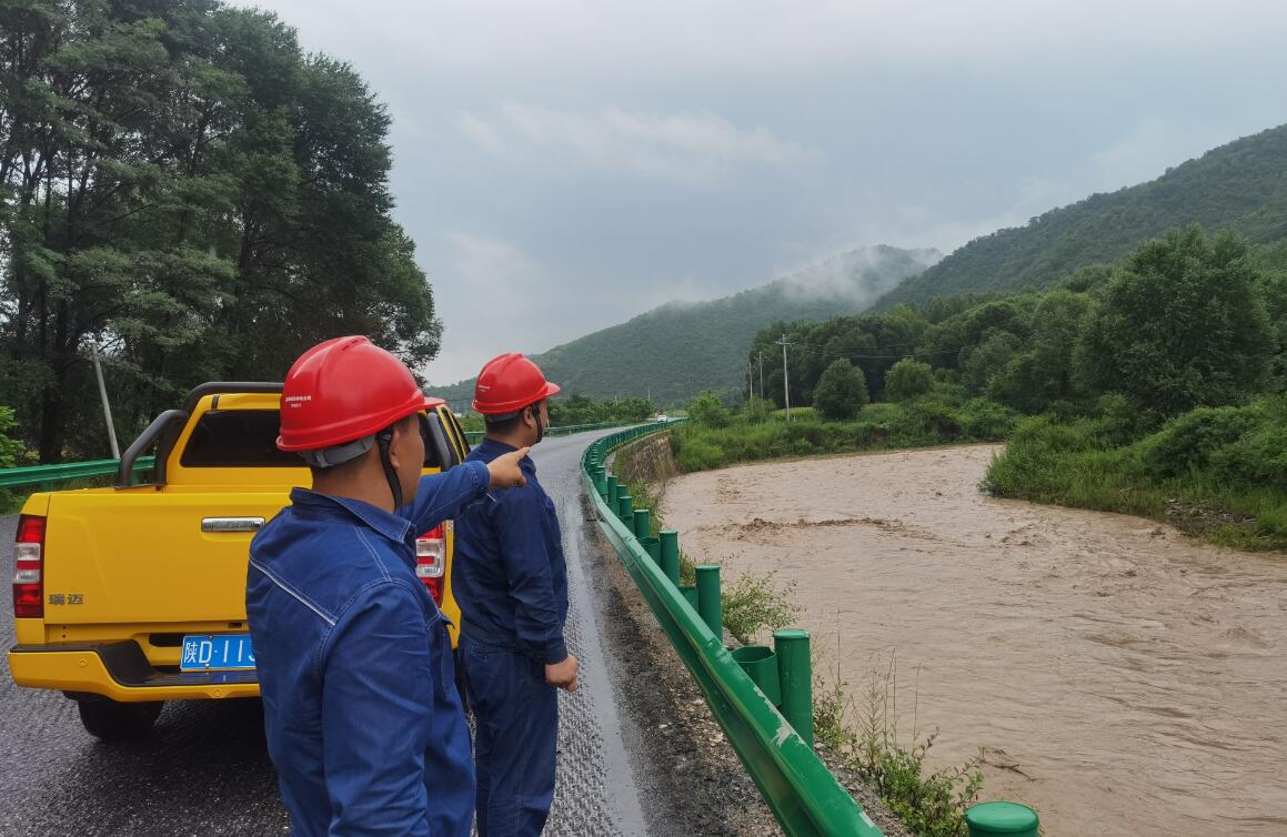 國網旬邑縣供電公司不畏艱險，逆行洪水保供電