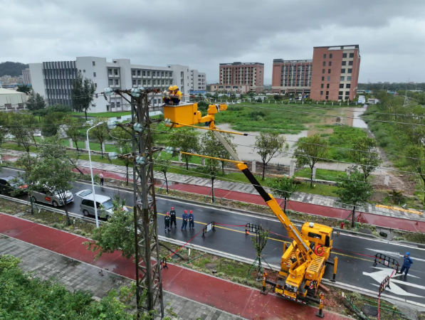 南方電網(wǎng)鏖戰(zhàn)“蘇拉” 廣東受影響用戶全面復電