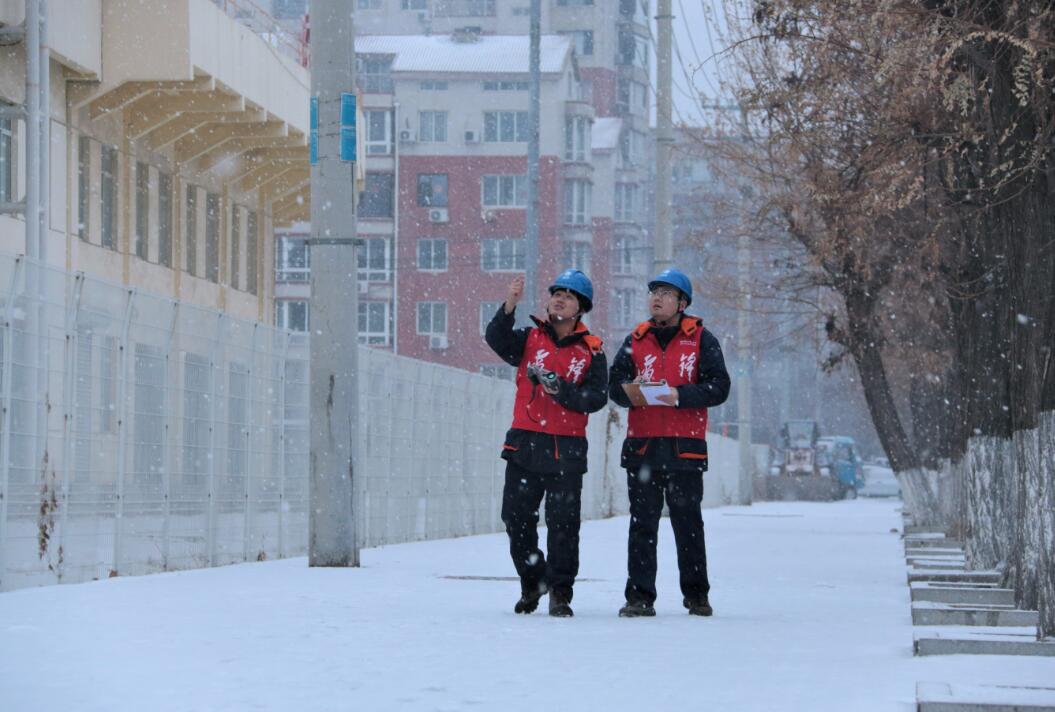 國網(wǎng)大石橋市供電公司：戰(zhàn)風(fēng)雪斗嚴(yán)寒 特巡保供護民生