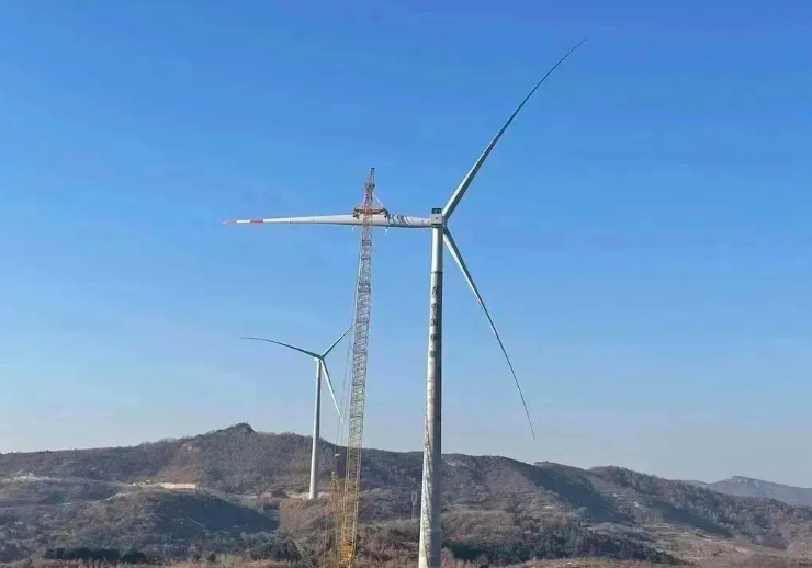 中石化起運公司營口風電項目首臺混塔圓滿吊裝！