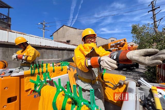 武漢“電力特種兵” 超過(guò)50℃高溫炙烤下完成空中作業(yè)