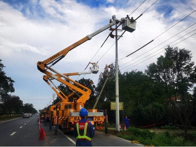 國網(wǎng)郫都供電公司“雙車”帶電緊急搶修，確保上萬群眾用電無憂