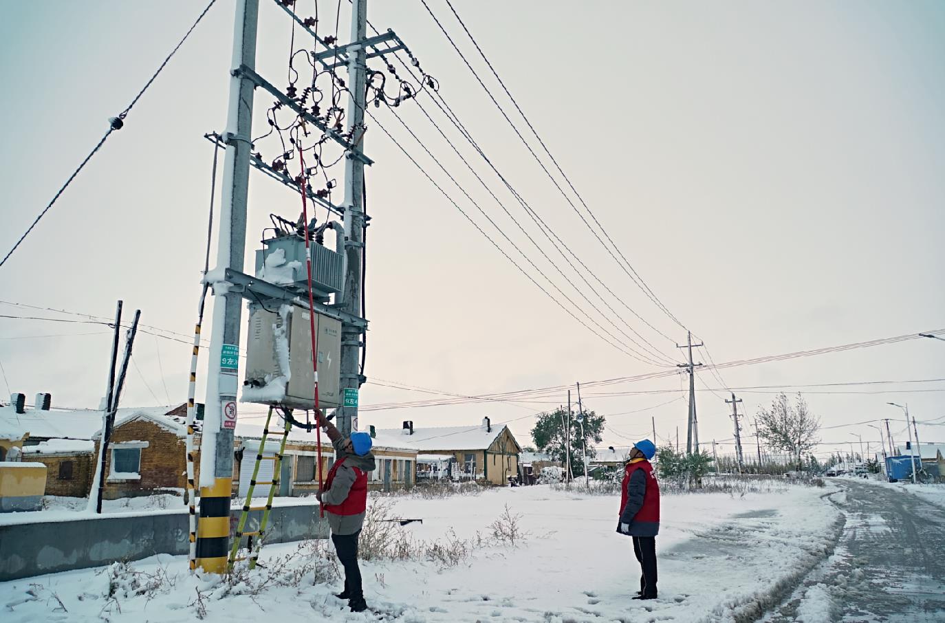 國(guó)網(wǎng)滿洲里供電公司：狂風(fēng)暴雪襲北疆 供電保障顯擔(dān)當(dāng)