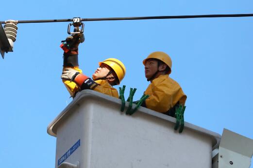 國網(wǎng)福安市供電公司：帶電安裝驗(yàn)電環(huán)  助力“迎峰渡冬”